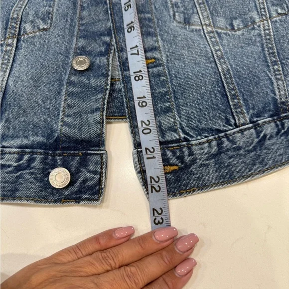 NWT H&M Classic Cropped Blue Denim Jacket - Picture 3 of 3